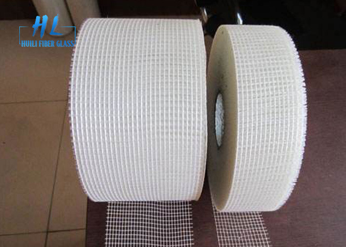 C Vải thủy tinh tự dán băng lưới 30% keo 60g-65g/m2 Để sửa chữa tường sơn liền mạch